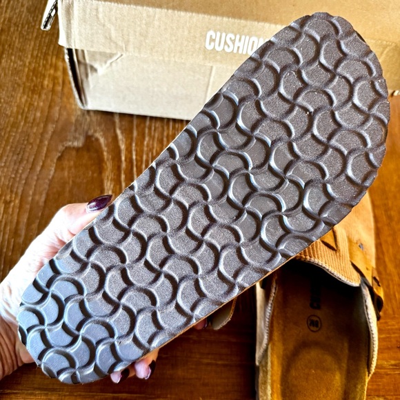 NIB Cushionaire tan corduroy buckle clogs 8M - Picture 9 of 12